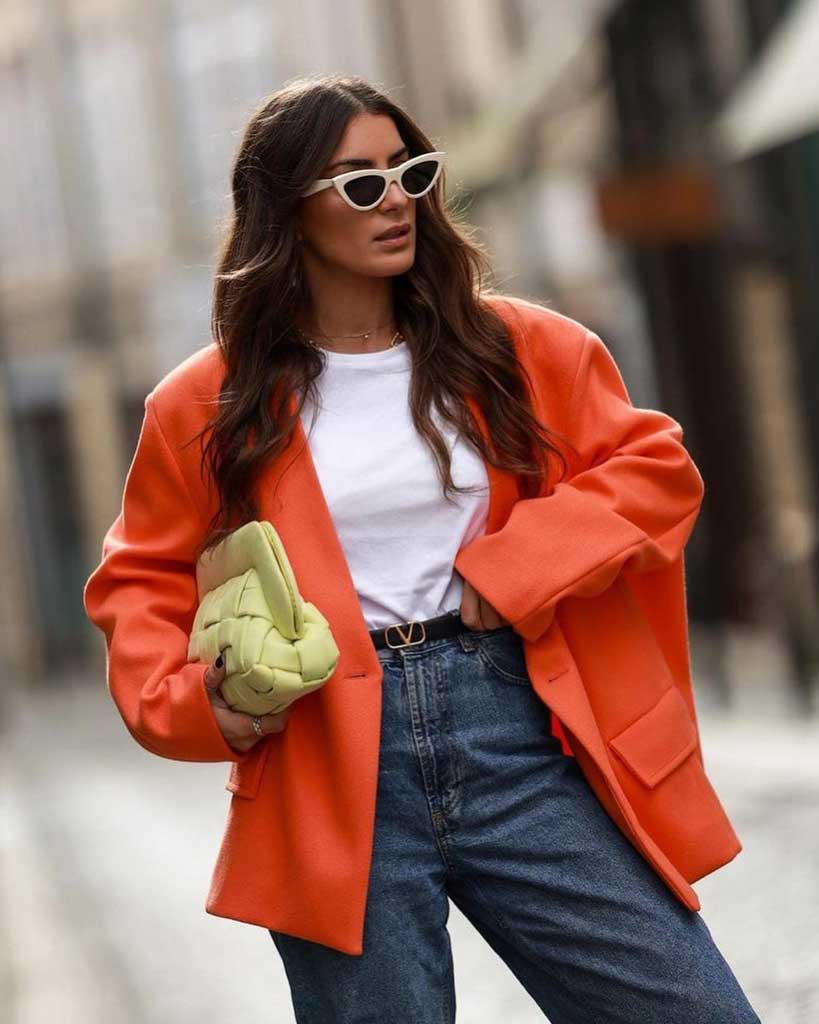 look de entretiempo con jeans, camiseta blanca y cazadora