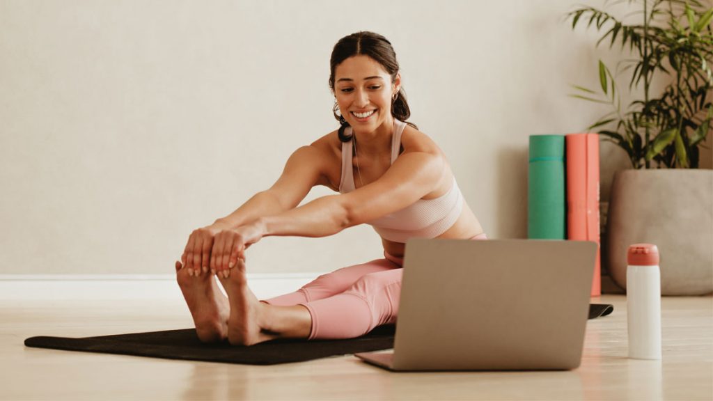 faire du yoga bienfaits mentale et santé corps silhouette
