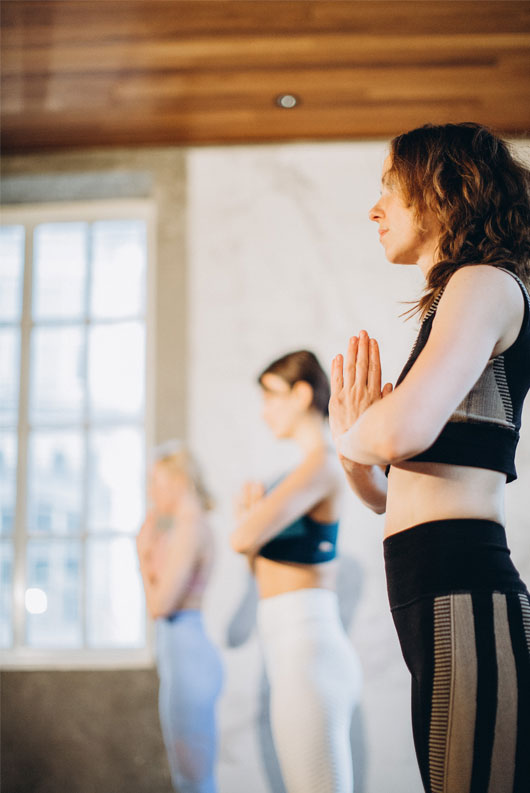 Salutation au soleil rituel yoga