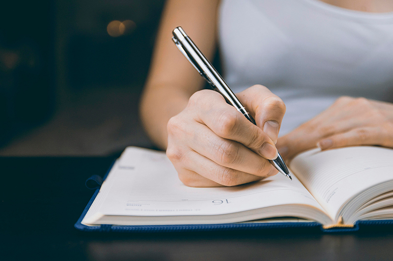 50 ideas de preguntas para el journaling: escribir para encontrar tu mejor versión